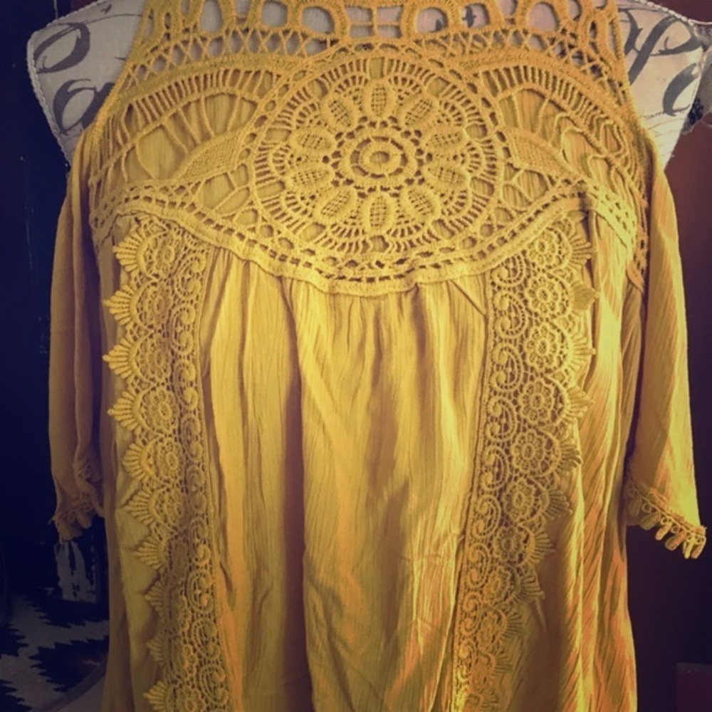NWT Skylar & Jade Cold Shoulder Blouse Small